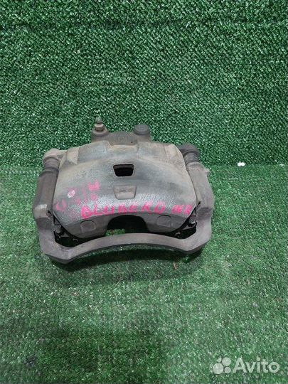 Суппорт тормозной передний правый Nissan Bluebird