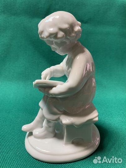 Статуэтка юный Ульянов читает книгу
