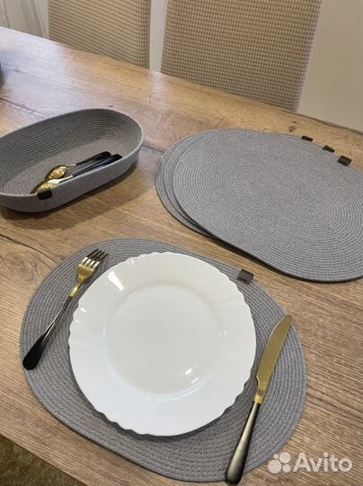 Сервировочные салфетки и хлебница