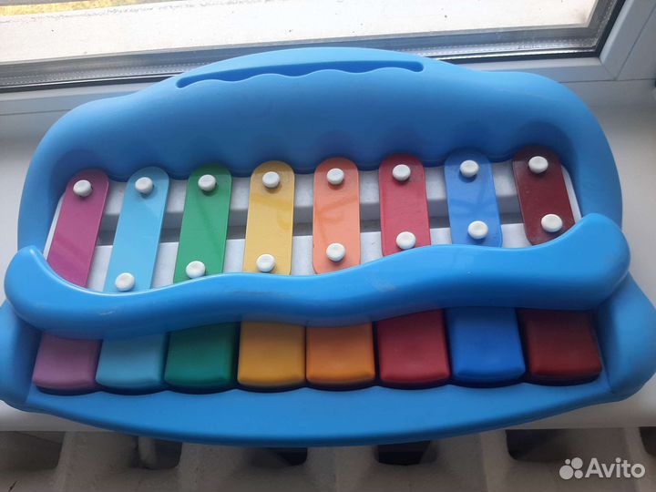 Детские игрушки,пианино,кровать,столик