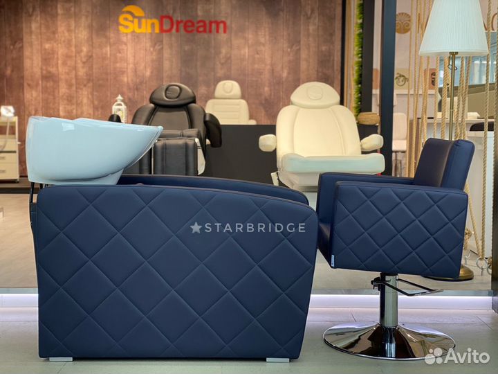 Парикмахерская мойка и парикмахерское кресло