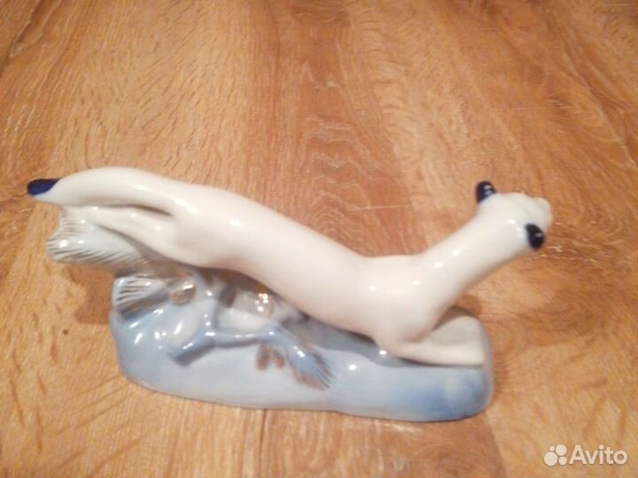 Статуэтка фарфоровая