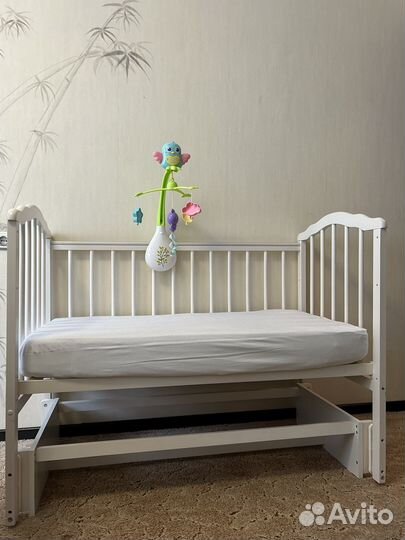 Детская кроватка с маятником