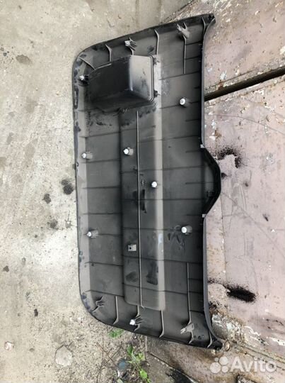 Обшивка двери багажника Сузуки Гранд Витара 3