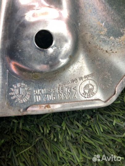 Тепловой экран передний Bmw 5 F10 N52B25 2011