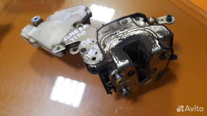 Замок правой двери Nissan Almera Tino