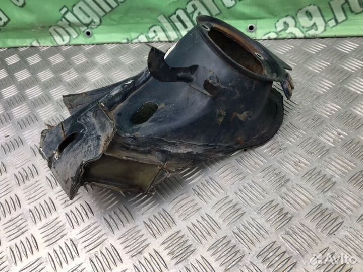 Стакан передний правый Mercedes-Benz S124 M102.982