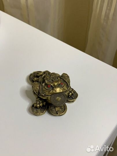 Жаба с монеткой денежная лягушка сувенир статуэтка