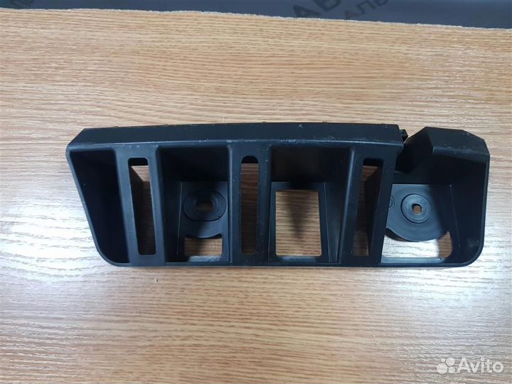 Кронштейн заднего бампера правый Skoda Rapid 201