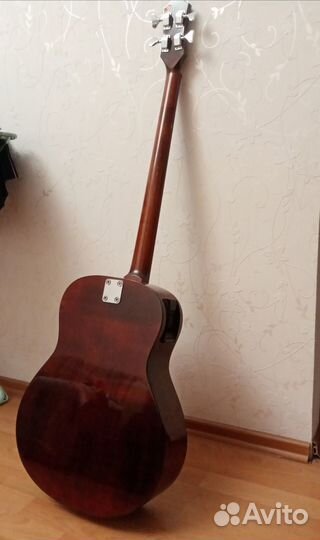 Электроакустическая бас-гитара с чехлом