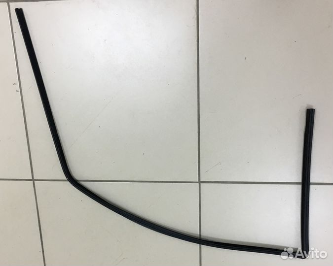 Уплотнитель стекла левой двери Mercedes-Benz W211