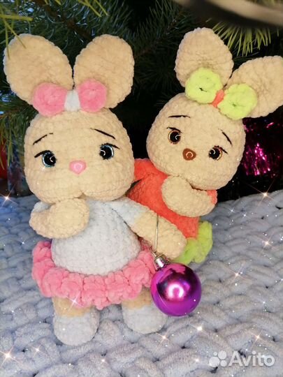 Плюшевый заяц вязаный