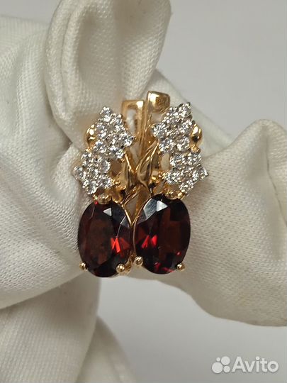 Золотые серьги с камнем