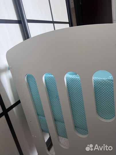 Детская кроватка с маятником и ящиком