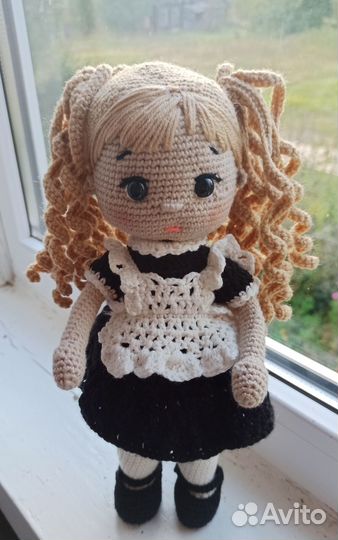 Кукла школьница вязанная