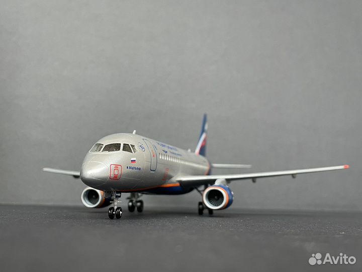 Модель самолета SSJ-100 Аэрофлот