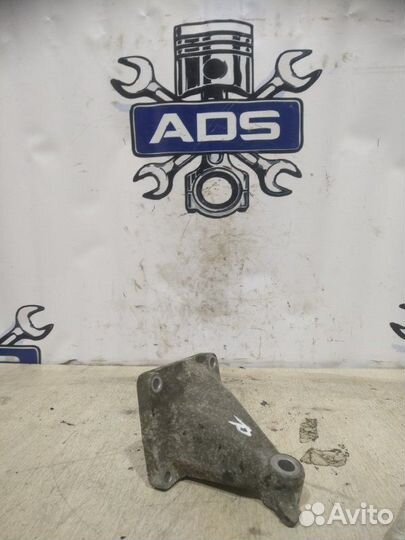 Кронштейн двигателя правый Ssangyong Rexton 1