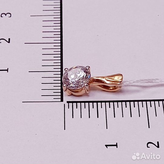 Золотая подвеска с камнем