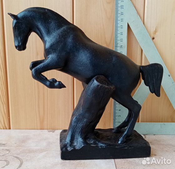 Каслинское литье Конь прыгающий через пень