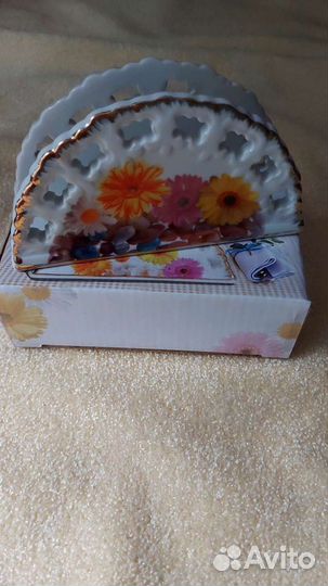 Солонка и перечница с салфетницей