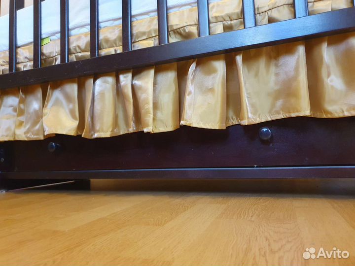 Детская кроватка с маятником и ящиком