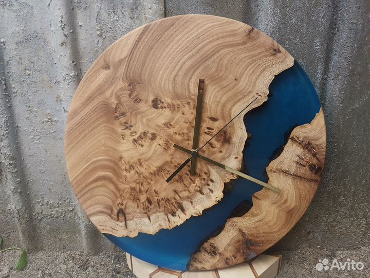 В наличии настенные часы река из слэба и смолы