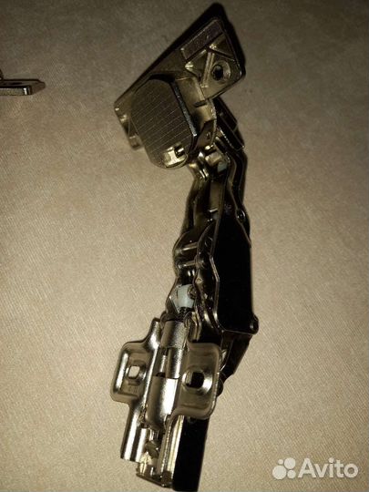 Петли мебельные поворотные с доводчиками