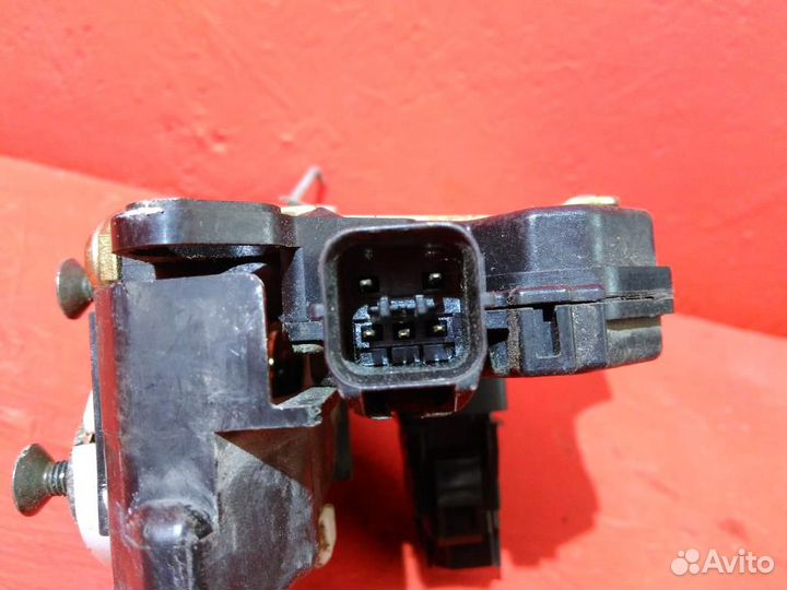 Замок двери передней левой Митсубиси Лансер 9