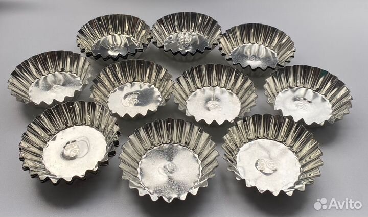 Селёдочница,чайные пары,рюмки,вилки,ложки,ножи,сол