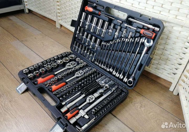 Набор инструментов ключей в чемодане