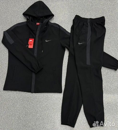 Мужской спортивный костюм