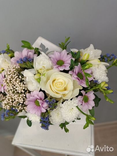 Летняя композиция цветов в ящике