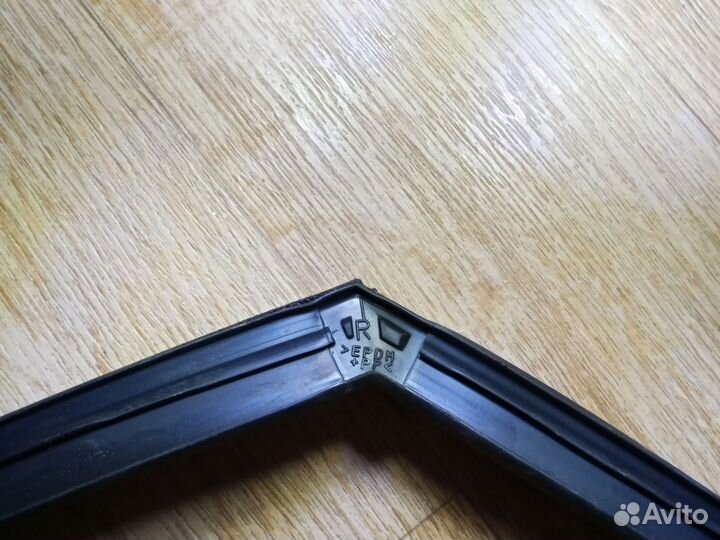 Уплотнитель передней правой двери