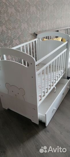 Детская кроватка с маятником, ящиком и матрасом