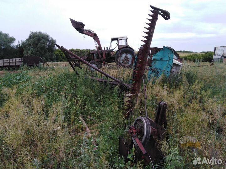 Косилка, движка и двое граблей для работы на полях