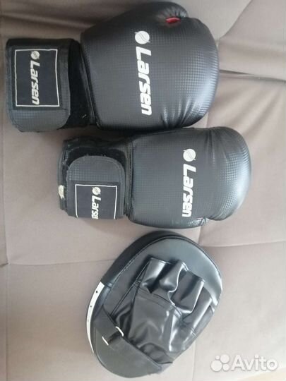 Боксерские перчатки и одна лапа