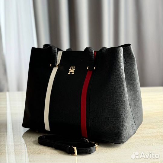 Сумка женская тоут Tommy Hilfiger Emblem Satchel