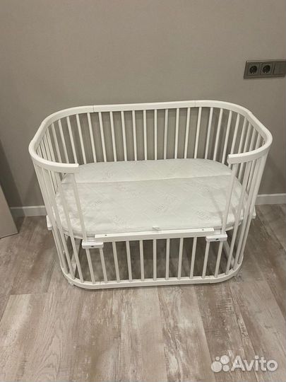 Детская кроватка с маятником