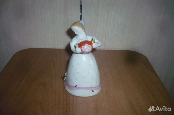 Фарфоровая статуэтка Девушка с Чайником и Котом