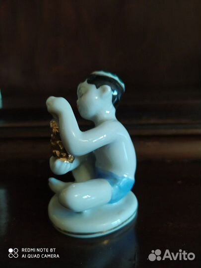 Мальчик с виноградом лфз