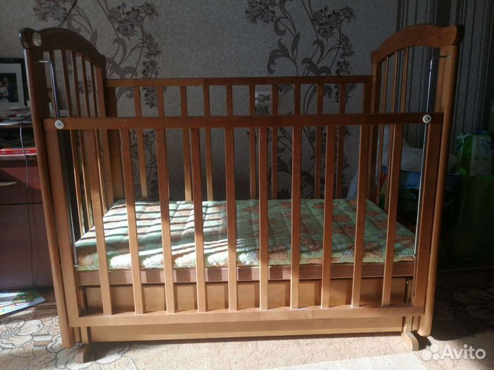 Детская кровать с маятником