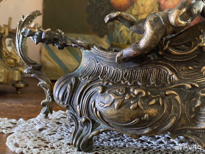 Жардиньерка с Путти. Бронза. Италия