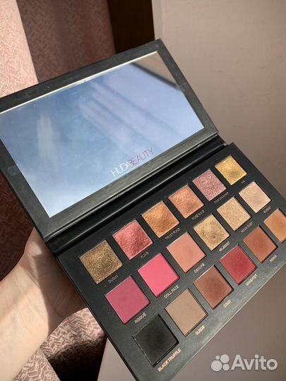 Палетка теней huda beauty