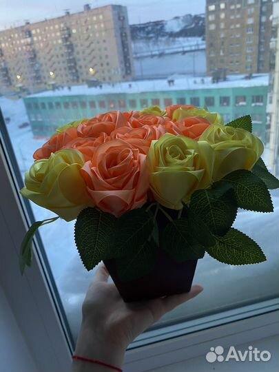 Розы из атласных лент