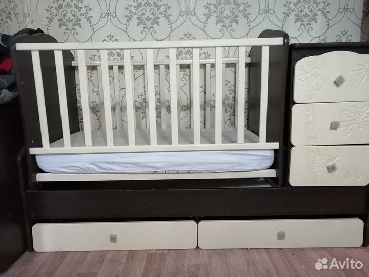 Детская кроватка с маятником