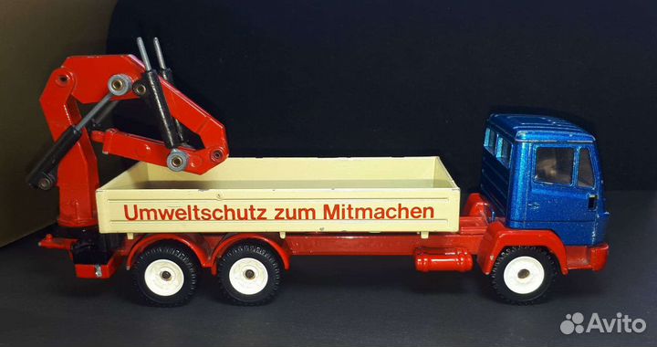 Модель грузовика Mercedes Benz 1:55 siku