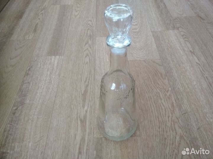 Стеклянный графин с пробкой