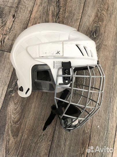 Хоккейный шлем