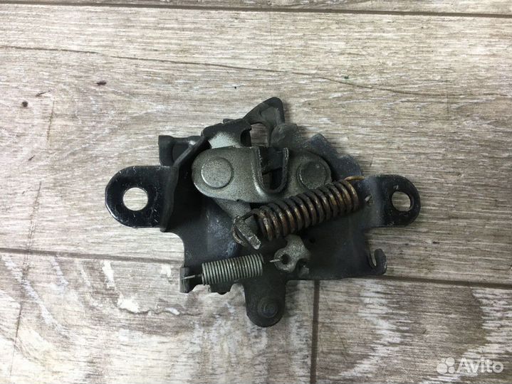 Замок капота Toyota Raum II (2003—2011)