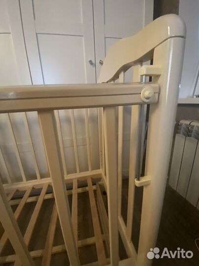 Кроватка детская с маятником